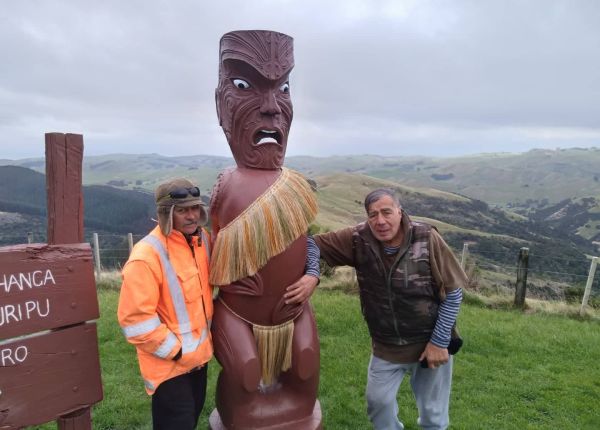 A photo opportunity with pou tipuna Tamatea Pokaiwhenua